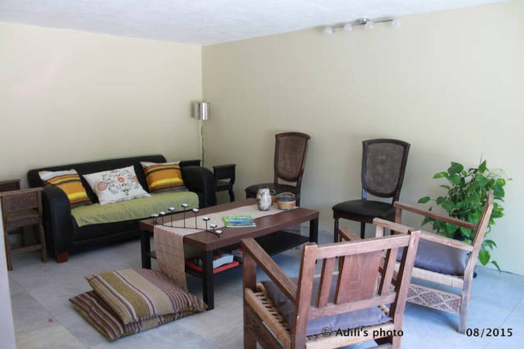 living room with books (Spanish, English, French)