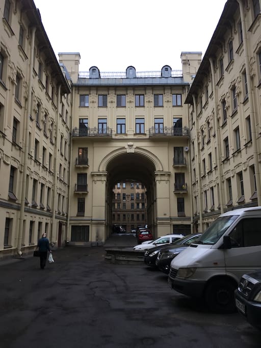 Тихий закрытый двор, можно поставить машину
Quiet locked yard, parking available