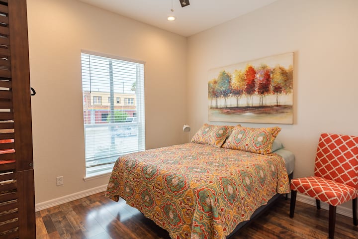 Chumba cha kulala na kitanda cha ukubwa wa malkia