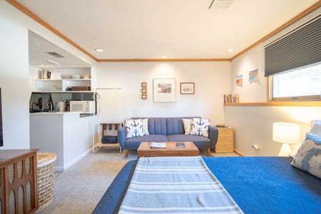 Small Space Bliss w/ Cedar Sauna 1mi to Downtown