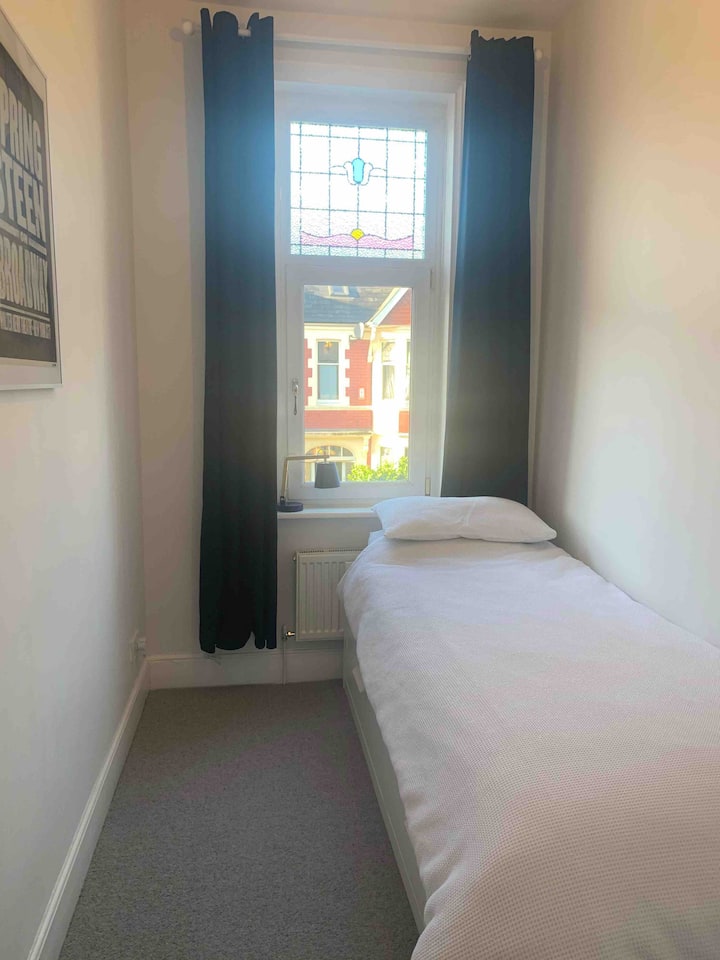 Mala spavaća soba s krevetom za jednu osobu