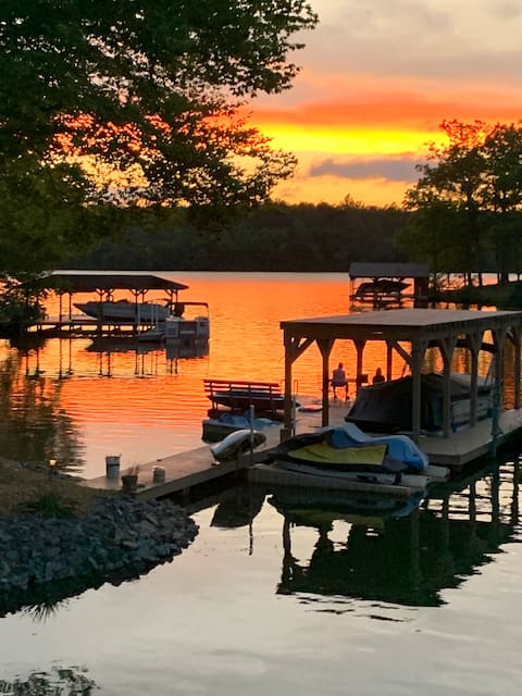 Heavenly Quarters: Waterfront home for Family Fun!