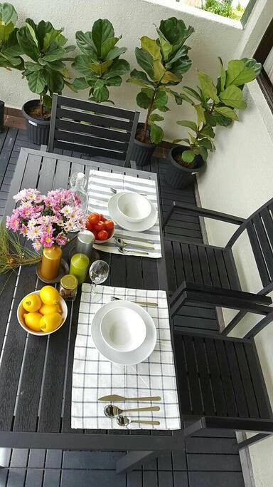 let's table setting for a relaxing breakfast