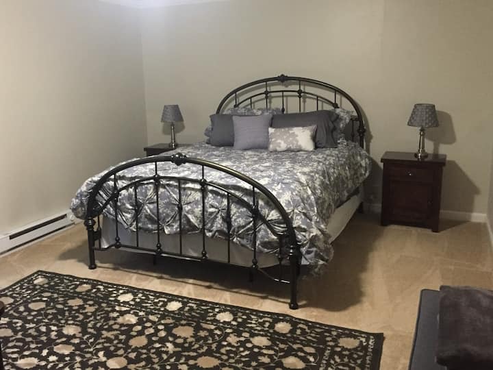 Ცალკე ოსტატი საკუთარი სააბაზანოთი.  Სლაიდერი უკანა ეზოში.  