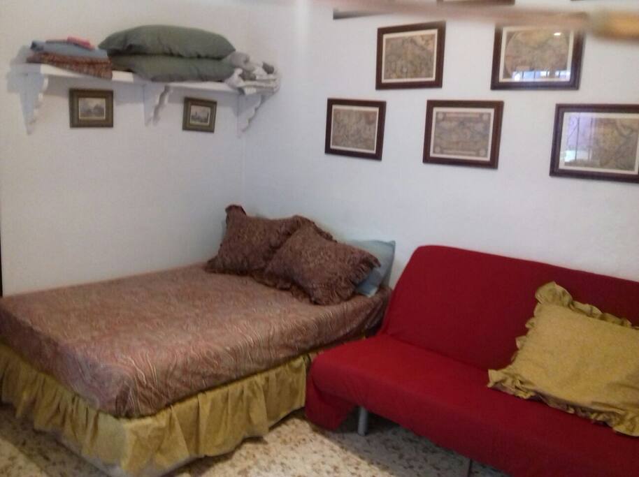 Apt. 2 - Habitación con Cama Matrimonio y Sofá Cama Grande