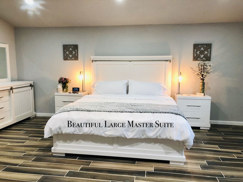 Масивна родителска спалня с двойно легло king size