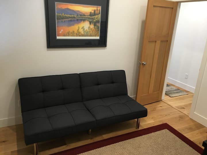 Futon u drugoj spavaćoj sobi/ uredu. Prikladno za jedno ili dvoje male djece. Također možemo ponuditi Pack-N-Play za bebu ili dijete. 