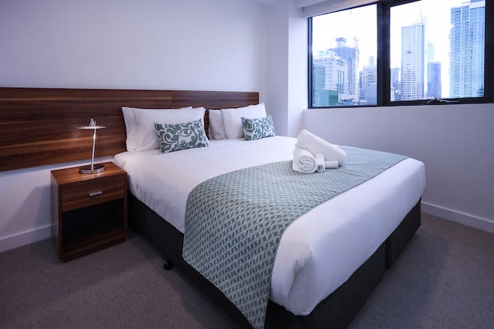 3 Beds 2 Bath City Apt Free Parking/WIFI/Gym/Pool