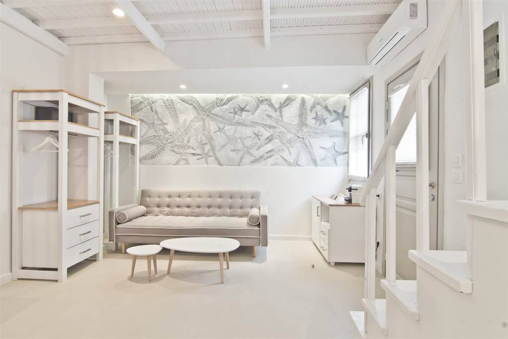 Entrance level with sofa bed