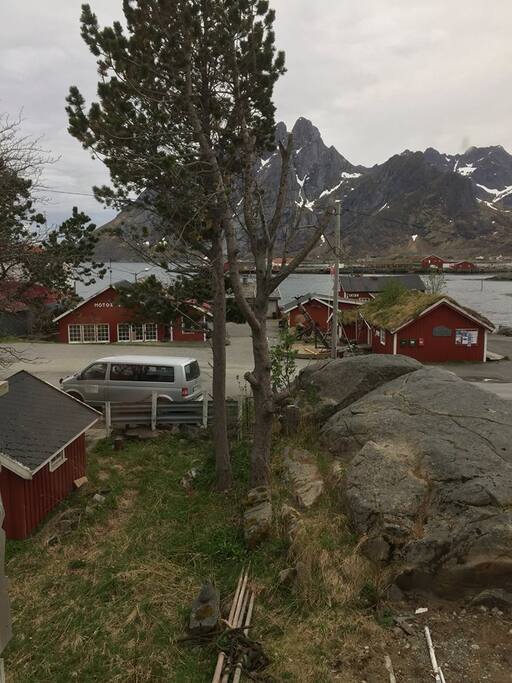 Fra verandaen ser du ned til Motormuseumet og smeden i Sund