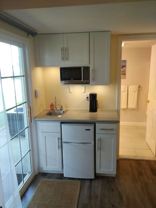 Small kitchenette with microwave, sink, mini fridge with freezer, coffee brewer (brews into your travel mug, uses K-cups or grounds, not provided).
