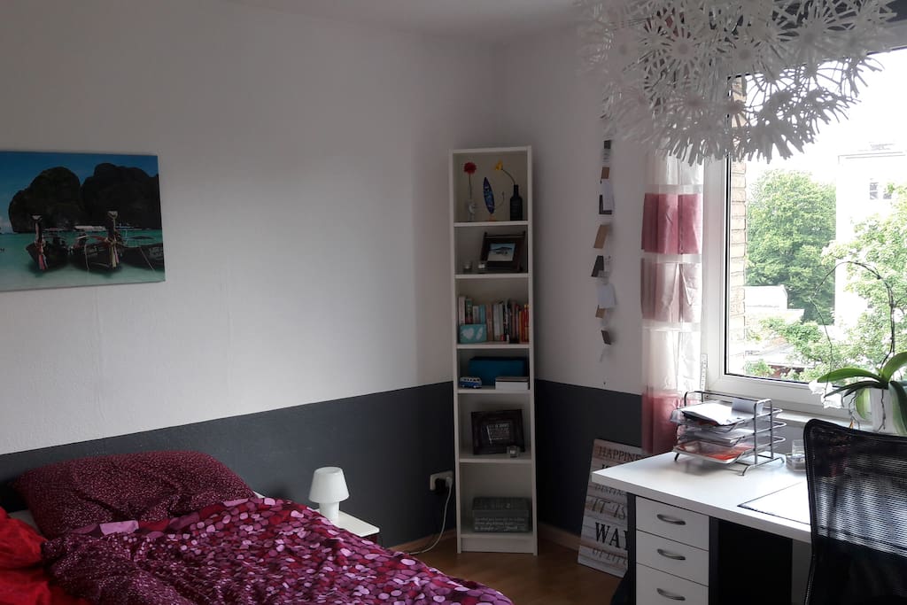 Schlafzimmer mit Schreibtisch
