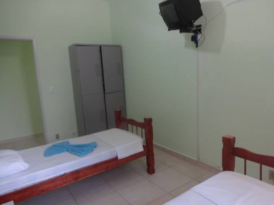 Quartos com TV e armários