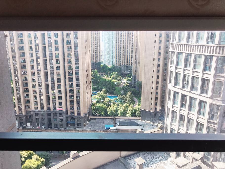 看中庭、游泳池。外阳台一边可以看到重庆的标志建筑奥体中心。