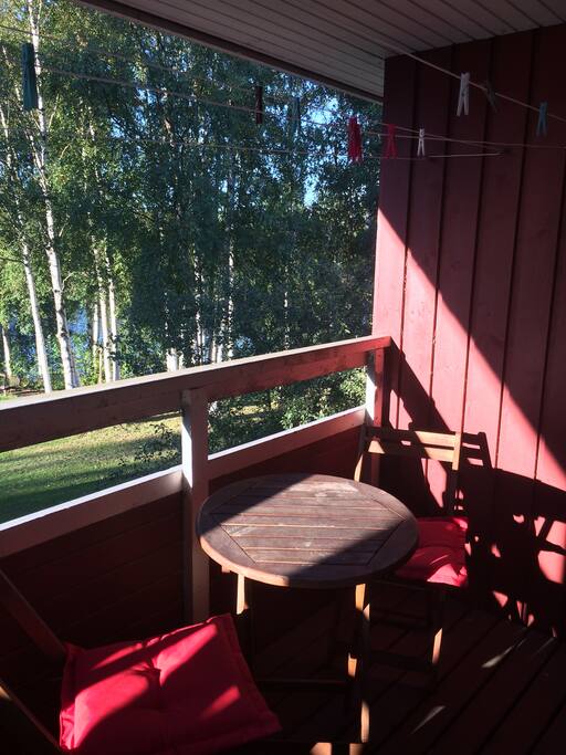 En liten sittgrupp på balkongen.