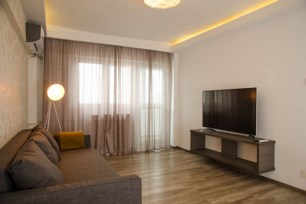 If you like to watch TV, look no further. In my living room you will find a 55" SmartTV with everything that you need for your entertainment: HDMI and WiFi connectivity, NETFLIX