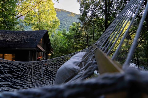 Peaceful Mountain Cabin w/ Hot Tub & Fire Pit