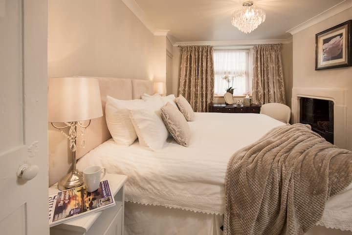 卧室配有一张超级加大双人床，可以改成2张3英尺的1米宽单人床。