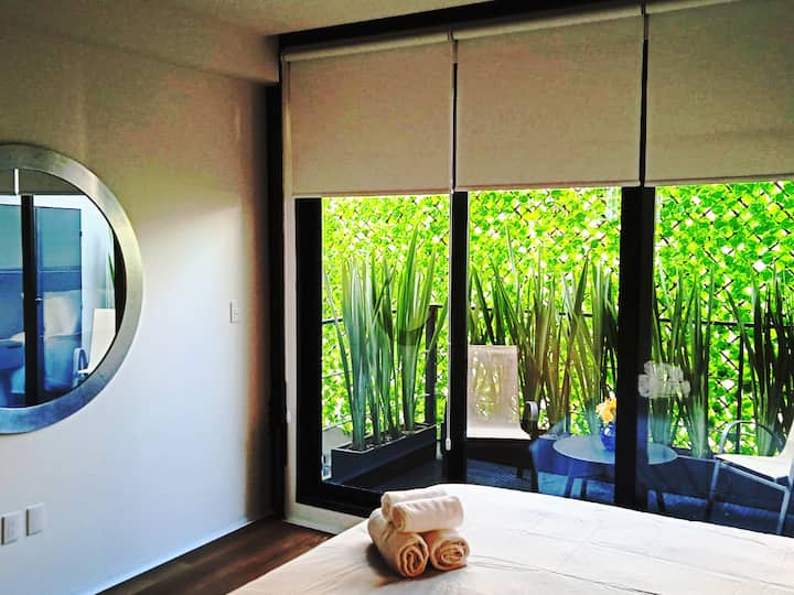 La cama es de tamaño queen, con un colchón firme.