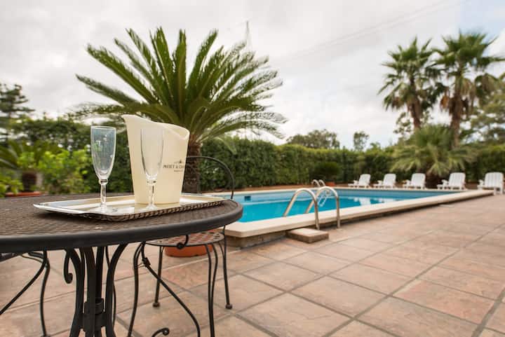 Green Country House Garden and Pool