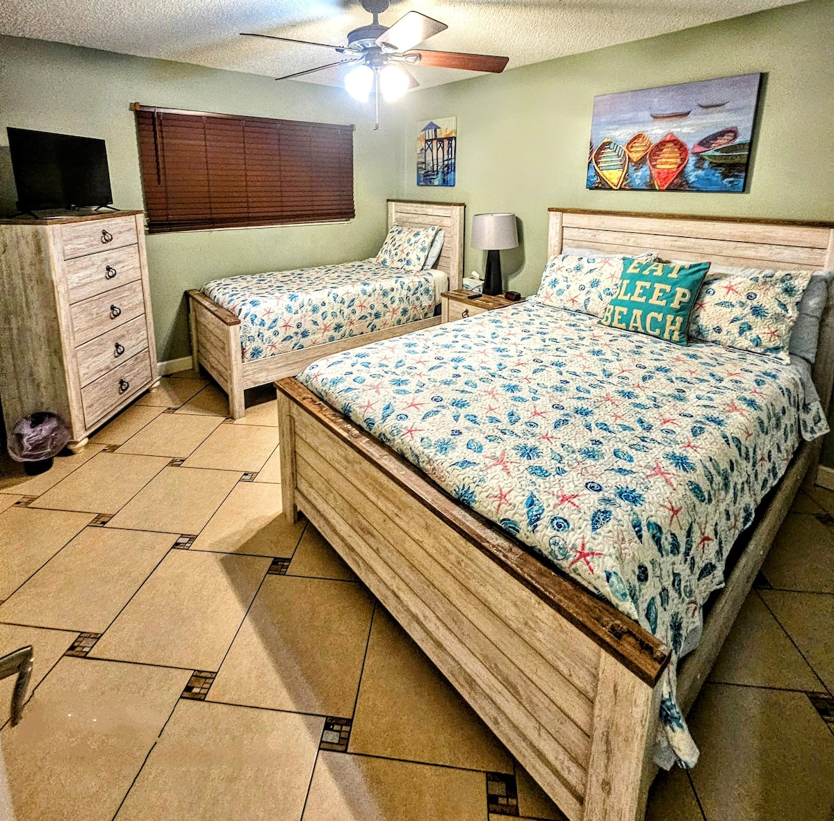 2 BR Condo 2nd BR ha sido recientemente actualizado con nuevas camas costeras Queen y Twin. Roku TV