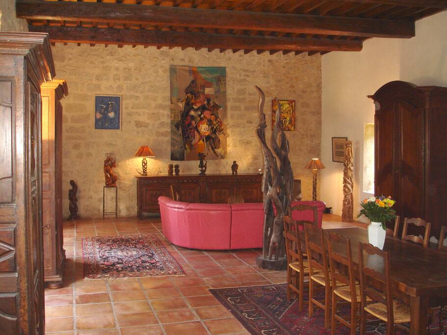 Grande salle de réception avec nombreux tableaux et sculptures