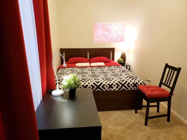 BEAUTIFUL APARTMENT, SAFE WEST LOOP AREA + PARKING