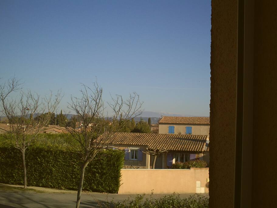 quartier calme, vue sur le Mont Ventoux