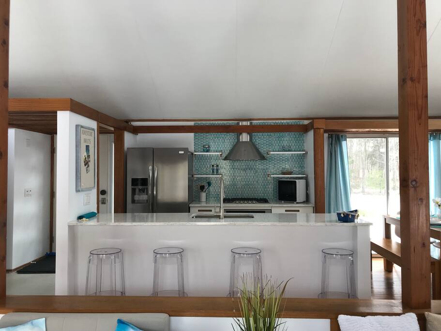 Kitchen counter with 4 stools