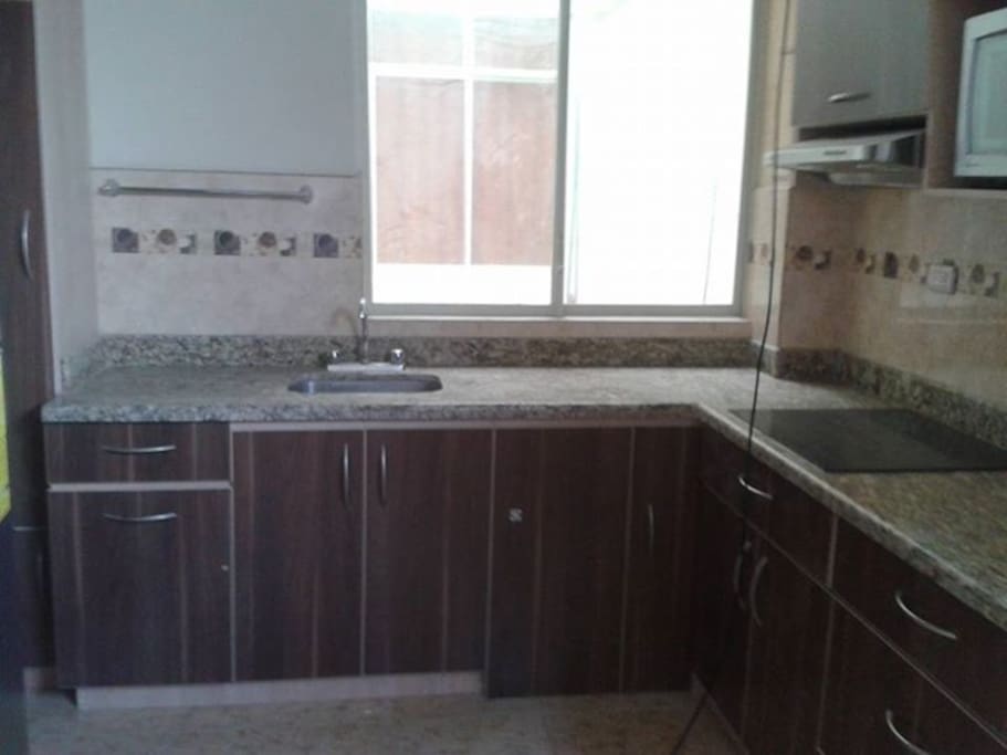 Cocina totalmente amoblada incluye todos los electrodomésticos ademas de ollas, vajilla, cubiertos y demás.