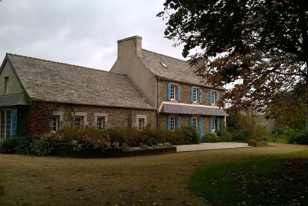 façade sud donnant sur le parc et les larges allées
