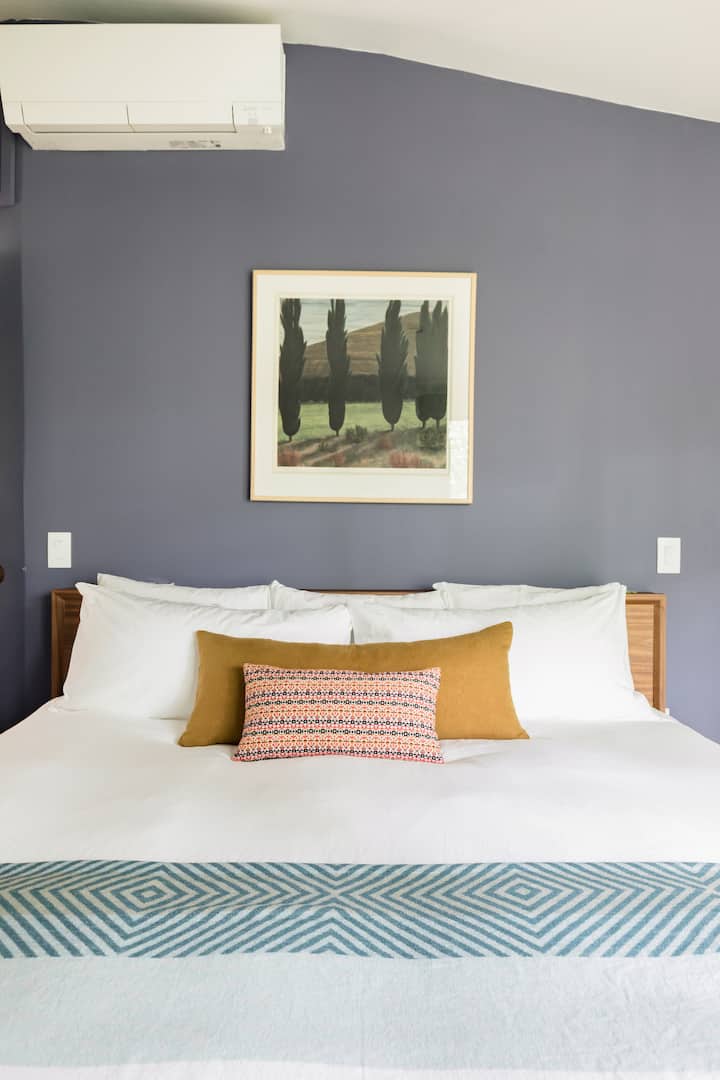 全新加大双人床， Leesa Sapira混合床垫，让您睡个好觉。