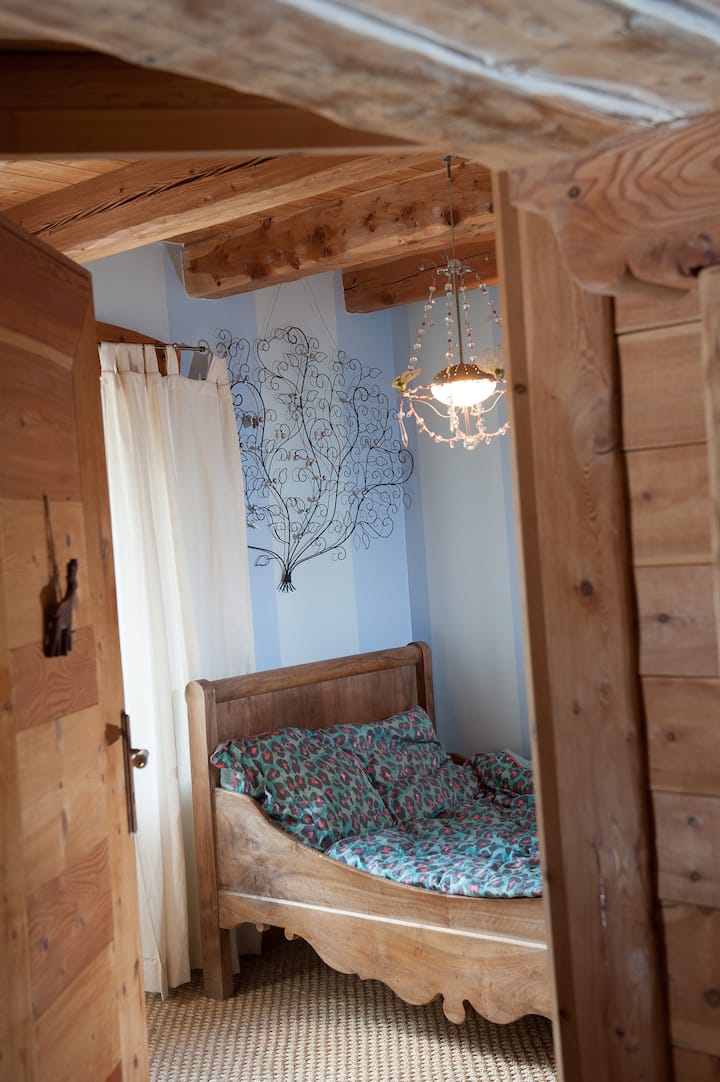 儿童房配有一张140 x 200的床。 