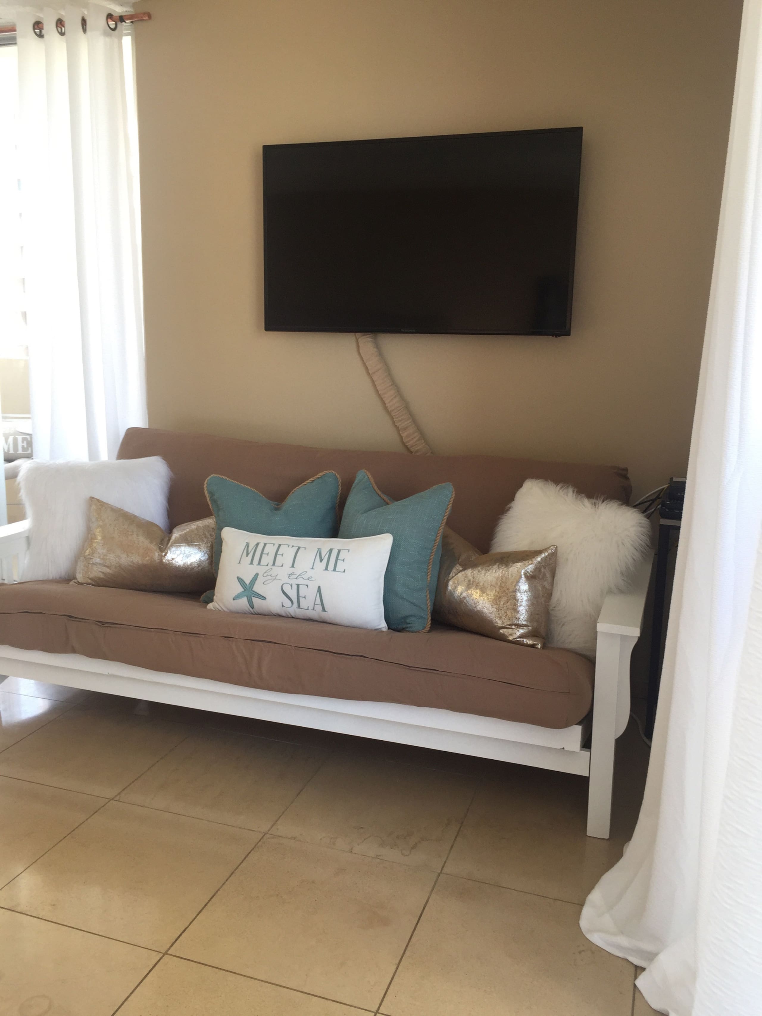 Condo in Honolulu · ★4.79 · Studio · 1 bed · 1 shared bath - Image 5