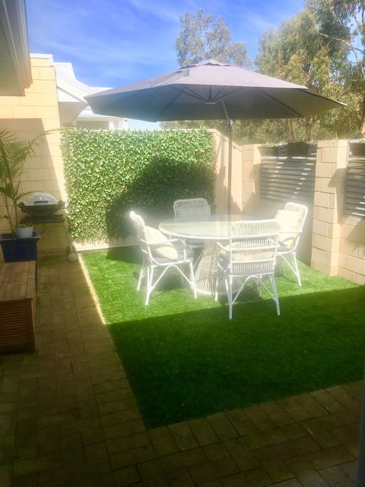 Side courtyard - great for enjoying your breakfast, morning coffee, reading a great book or enjoying the sun! Umbrella for shade, adjustable louvres for light / privacy, and gate for side access.
Direct access to dining/lounge area from this courtyard.