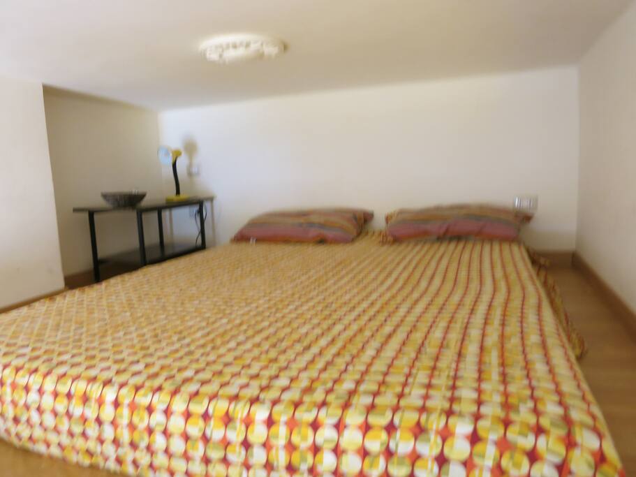 large bed on mezzanine.
letto matrimoniale su soppalco.