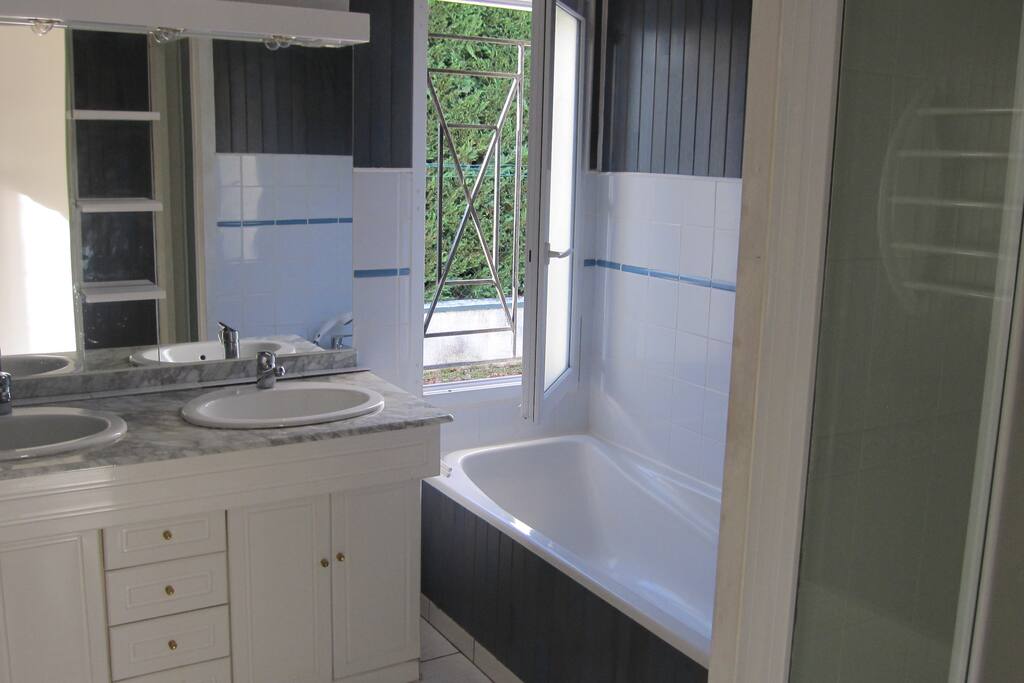 douche et baignoire - 2 vasques