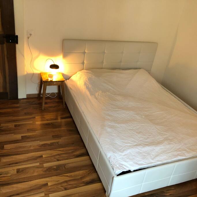 Chambre à coucher 1/2