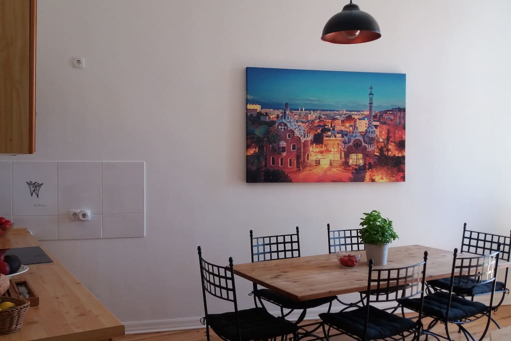 Küche mit großem Esstisch & Süd-Balkon zum großen, hellen Innenhof gelegen.