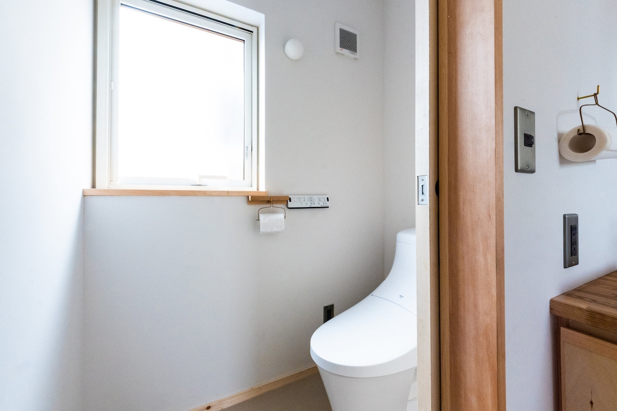 コモン棟「風」にある共用トイレです。ウオッシュレット完備です