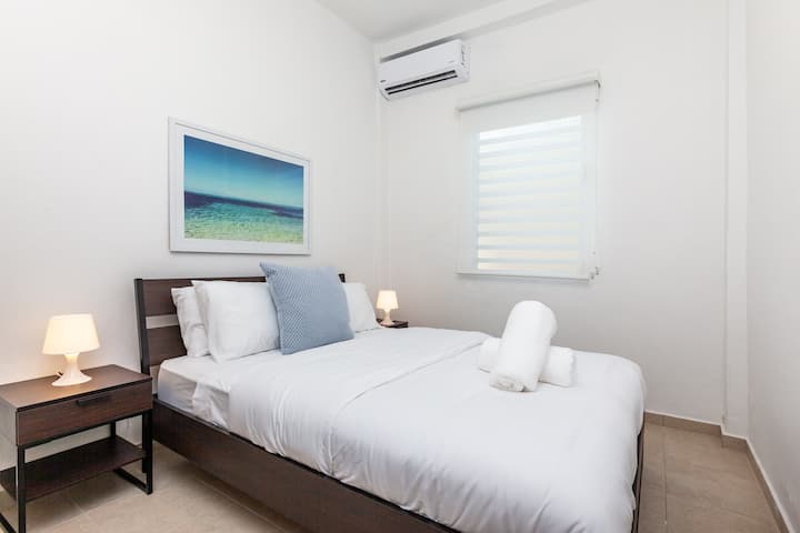 غرفة نوم رئيسية مريحة ومشرقة مع مكيف هواء