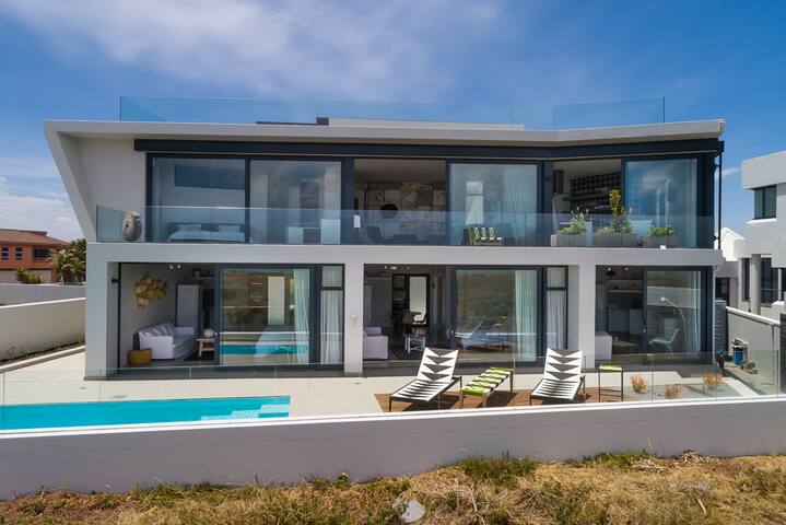 STYLE Designer Villa BEACH FRONT- Unlimited Views gallery image 4