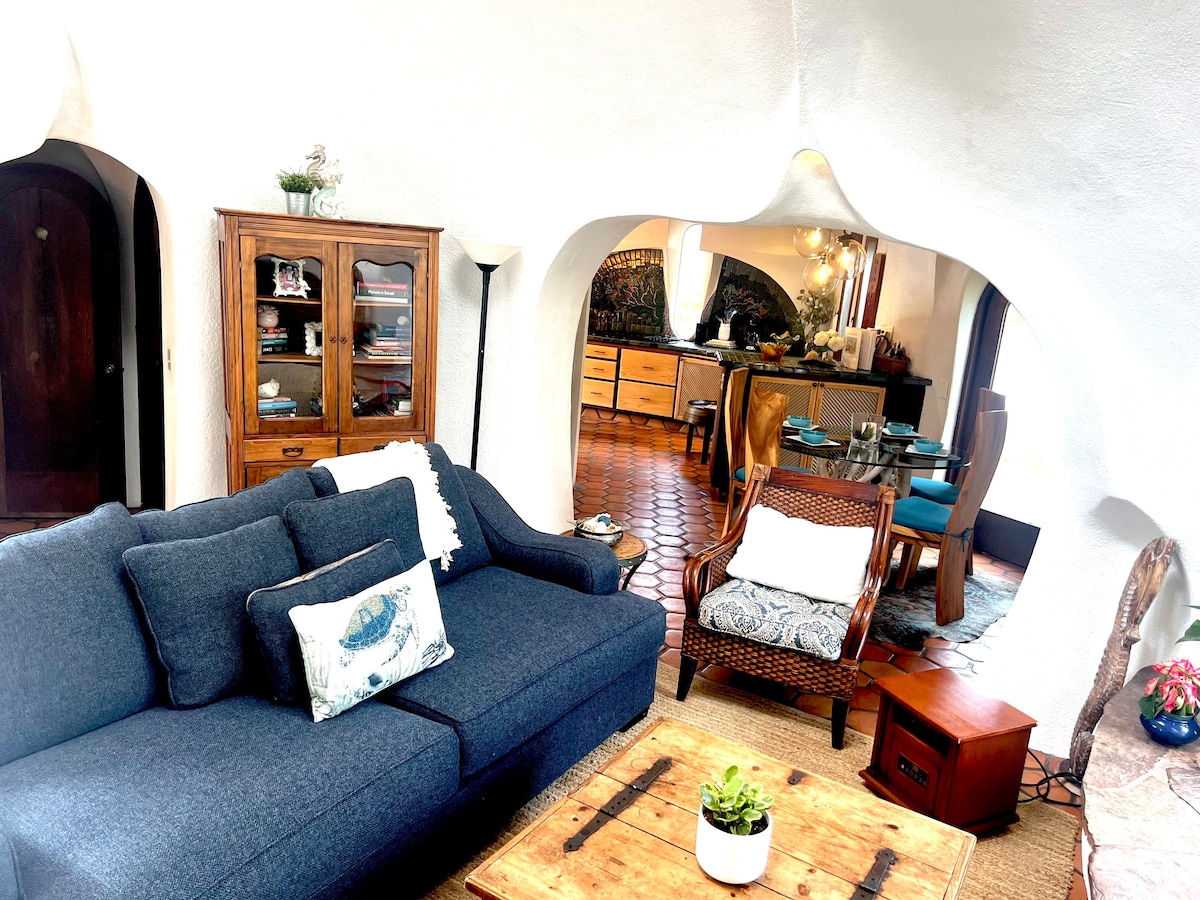 流木アート（ハウス）　RB-A Rustic Emerald Retreat with Rave Reviews! Its Art! - Houses for