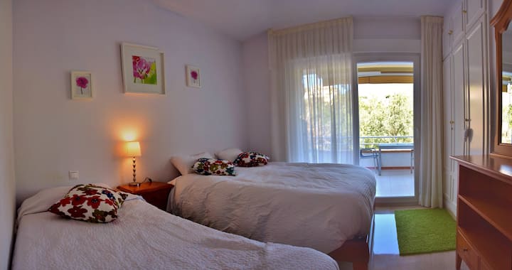 მე-3 საძინებელი ერთი ორადგილიანი საწოლით + 1 ერთადგილიანი საწოლი ტერასაზე გასასვლელით. 3ème chambre avec 1 ორადგილიანი განათებით + 1 განათებული მარტივი. Პირდაპირი წვდომა ტერასაზე