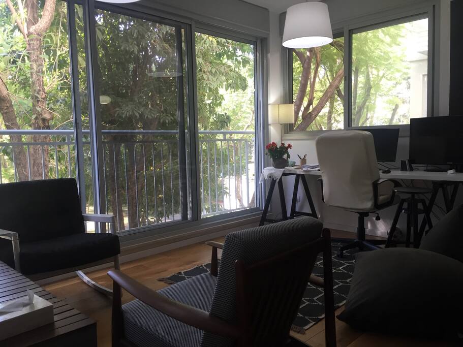 Sitting area with computer desk. Trees all around!!!