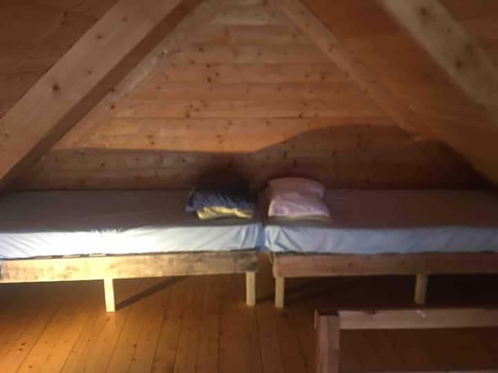 Zwei handgefertigte Einzelbetten aus Holz mit Matratze. Kann verschoben werden, um ein Doppelbett zu machen, wenn du dies wünschst.