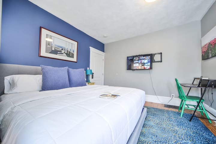 Chic Retreat min2 Downtown Backyard FreePrkg gallery image 2