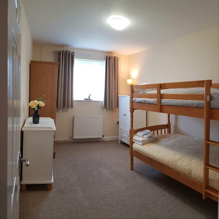 Ფართო ოთახი ორსართულიანი საწოლებით ,სამგზავრო საწოლით და მაღალი სკამით საჭიროების შემთხვევაში 