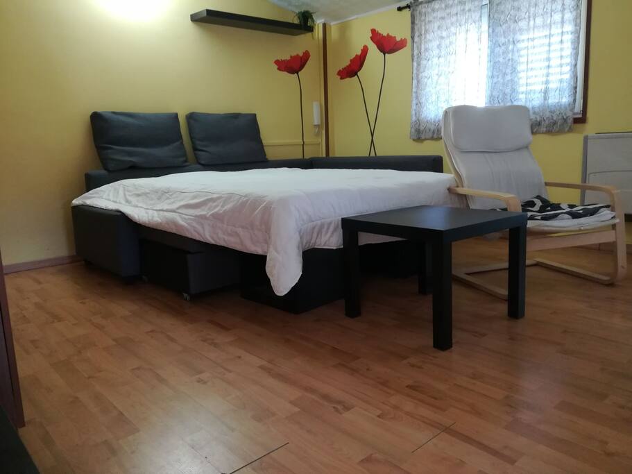 Divano letto con materasso in lattice.