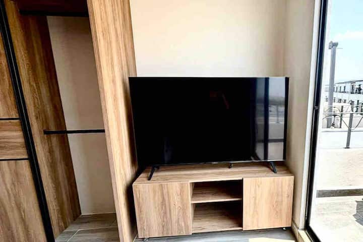 Gib dein Konto deines Streaming-Dienstes ein und genieße deine Lieblingsserie mit dem Smart TV, das Casa Majahua zur Verfügung stellt.